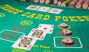 Dealer live casino profesional memimpin sesi blackjack secara langsung